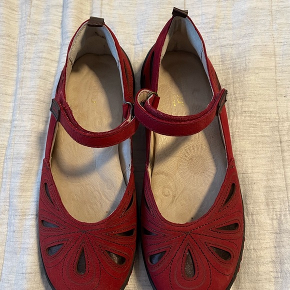 Jambu Adven Designs Red Shoe Ladies Size 6.5 Med. Adjustable Velcro strap. - Picture 2 of 5